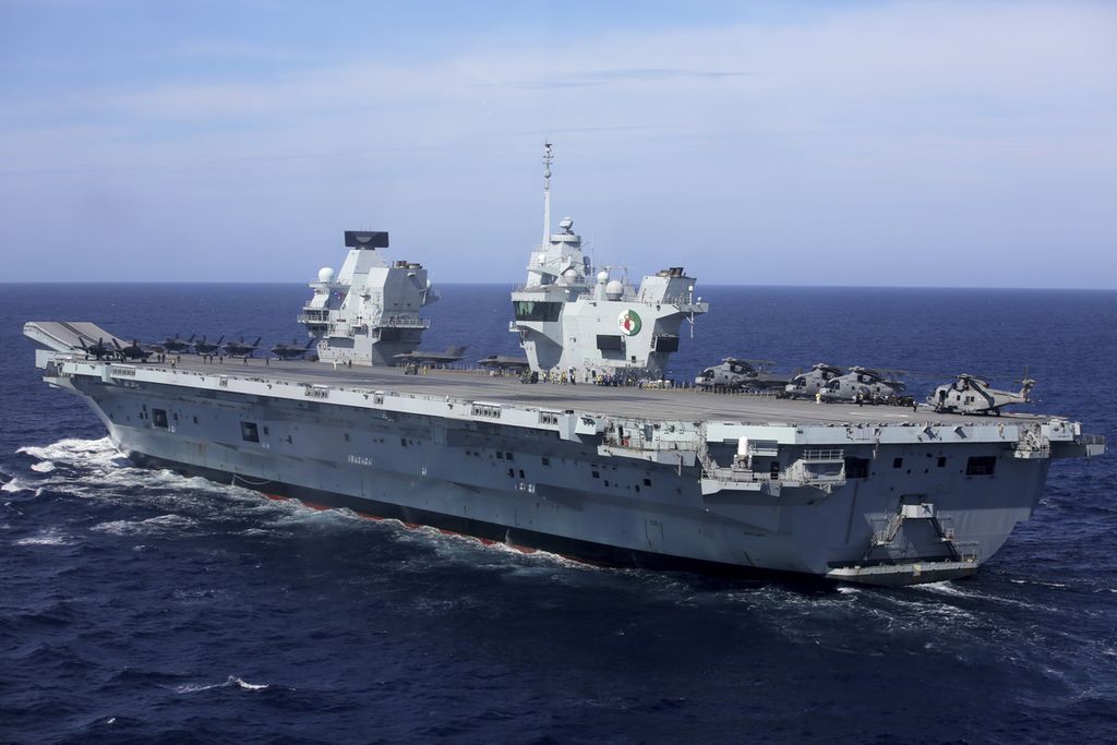 Personel militer berpartisipasi pada latihan Pakta Pertahanan Atlantik Utara (NATO) di atas kapal induk milik Angkatan Laut Inggris, HMS Queen Elizabeth, di perairan lepas pantai Portugal, 27 Mei 2021. 