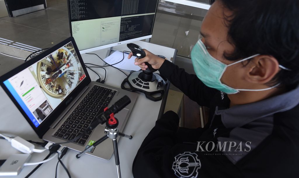 Mahasiswa mengendalikan Robot Medical Assistant ITS-UNAIR (RAISA) yang baru dibuat oleh Tim Robot Institut Teknologi Sepuluh Nopember (ITS), Surabaya, Jawa Timur, Selasa (14/4/2020)