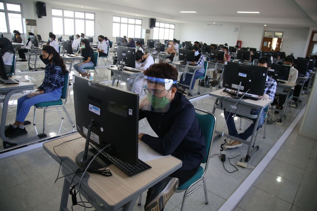 Hundreds of participants took the Computer-Based Written Examination-Joint Selection to Enter State Universities at the Jakarta Veterans National Development University in Depok, West Java, Monday (6/7/2020).