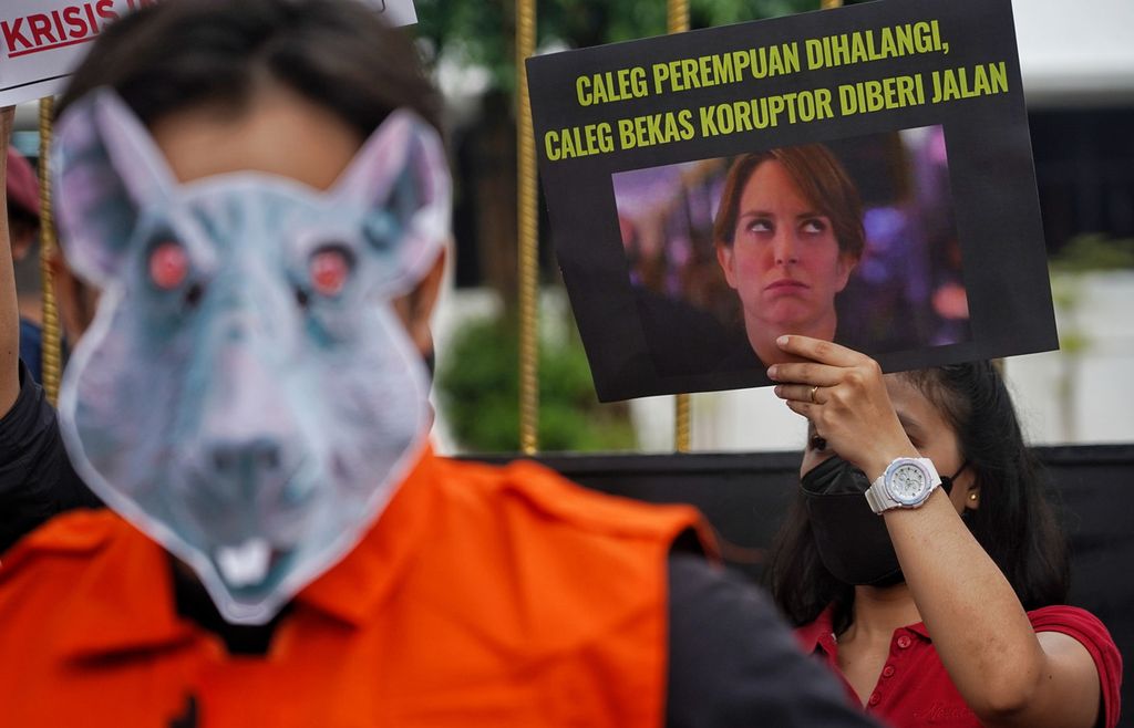 Para aktivis dari Koalisi Kawal Pemilu Berintegritas menggelar aksi di depan kantor Komisi Pemilihan Umum, Jakarta, Minggu (28/5/2023). 