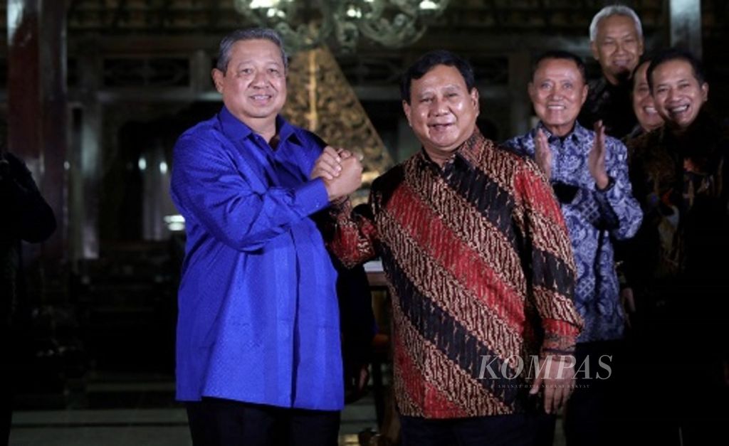 Ketua Umum Partai Demokrat Susilo Bambang Yudhoyono (SBY) berjabat tangan dengan Ketua Umum Partai Gerindra Prabowo Subianto setelah pertemuan di kediaman SBY di Cikeas, Kabupaten Bogor, Jawa Barat, Kamis (27/7/2017). Pertemuan tersebut membahas kondisi terkini perpolitikan bangsa.