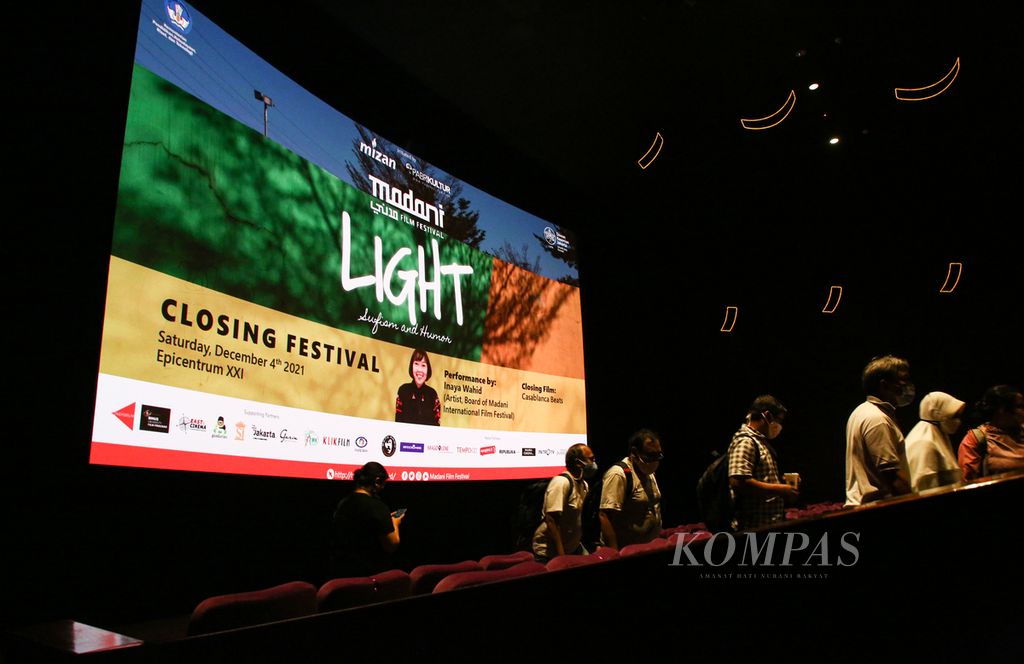 Tamu undangan menghadiri acara penutupan Madani International Film Festival 2021 di Epicentrum XXI, Jakarta, Sabtu (4/12/2021). 