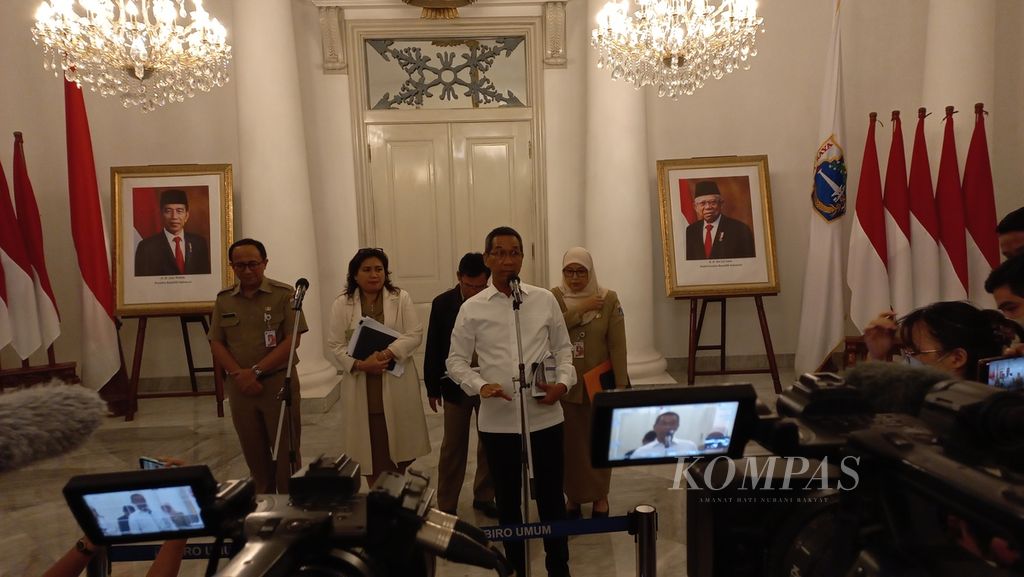 Penjabat (Pj) Gubernur DKI Jakarta Heru Budi Hartono di Balai Kota DKI Jakarta, Selasa (3/1/2023), menjelaskan tentang kelanjutan pembangunan tanggul pantai fase A NCICD untuk mengatasi banjir rob dan pembangunan pesisir. 