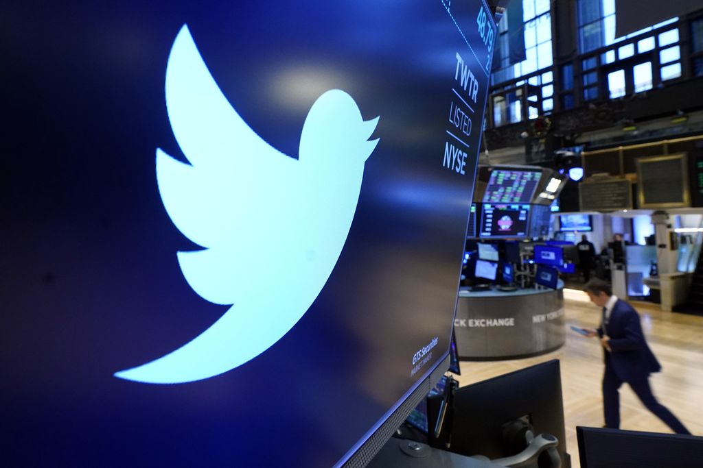 Logo platform media sosial Twitter terpampang di lantai Bursa Saham New York, Senin (29/10/2021). Setelah membeli 73 juta lebih lembar saham Twitter pekan lalu dan dinobatkan sebagai pemegang saham terbesar, Elon Musk kini tengah mengincar menjadi pemilik platform media sosial Twitter dengan penawaran 43 miliar dolar AS.