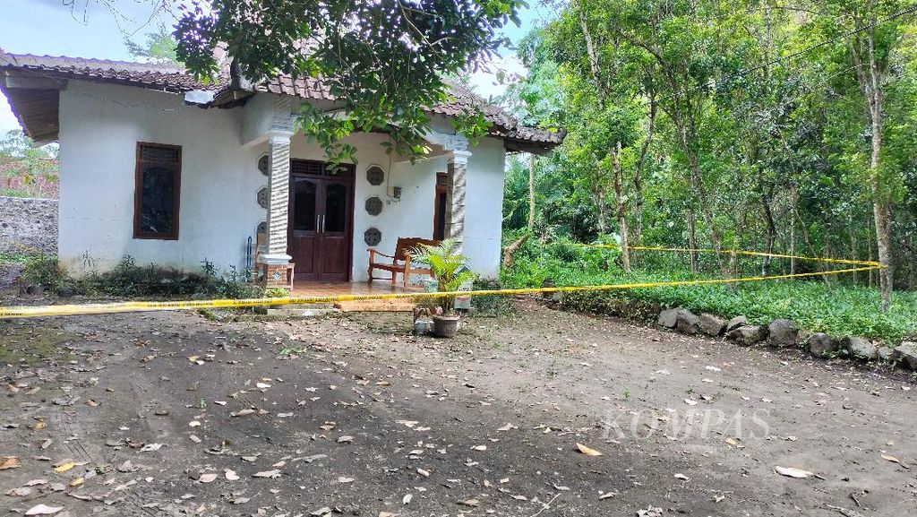 Garis polisi melintang di depan rumah kontrakan Cakra Aria Kusma di Dusun Brojonalan, Desa Wanurejo, Kecamatan Borobudur, Selasa (24/1/2023). Di rumah inilah korban ditemukan meninggal  dengan kondisi tubuh sudah membusuk.