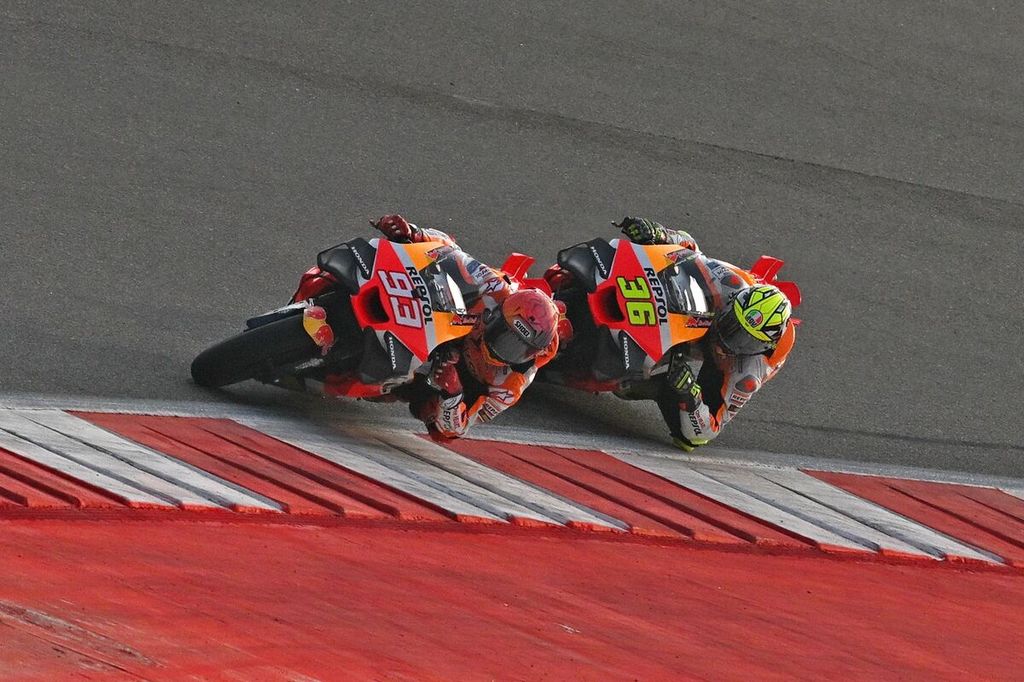 Pebalap Repsol Honda, Marc Marquez (depan), dibuntuti rekan setimnya, Joan Mir, saat balap sprint MotoGP seri India di Sirkuit Buddh, Greater Noida, 23 September 2023. 