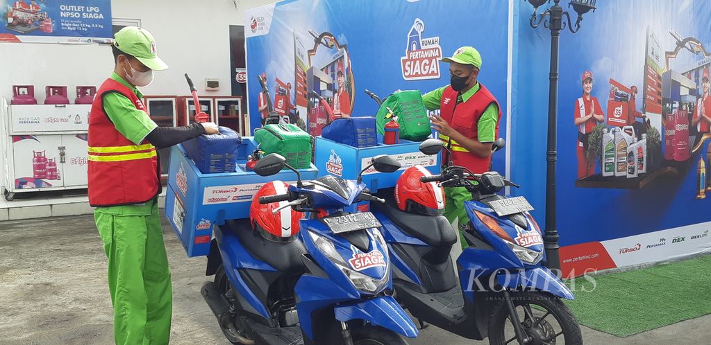 Pertamina Patra Niaga Jatimbalinus has prepared a service of 100 Pertamina Delivery Service motorcycles and 15 bags of fuel in the form of tank trucks in all areas that are on standby in points of high traffic congestion, disasters, and concentrations of travelers on Friday (14/4/2023) on Surabaya-Mojokerto Toll Road.