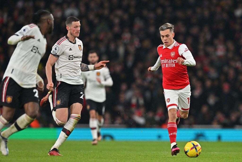 Penyerang sayap Arsenal, Leandro Trossard (kanan), menggiring bola dalam pertandingan Liga Inggris antara Arsenal dan Manchester United di Stadion Emirates, London, Senin (23/1/2023) dini hari WIB. Pada laga itu, Arsenal menang dengan skor 3-2. 
