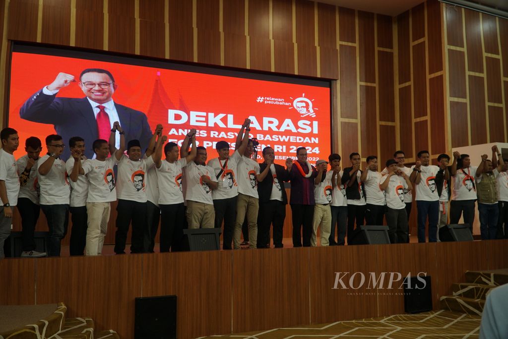 Bakal calon presiden yang diusung Partai Nasdem, Anies Baswedan (tengah), menghadiri deklarasi Relawan Perubahan di Kota Padang, Sumatera Barat, Minggu (4/12/2022).
