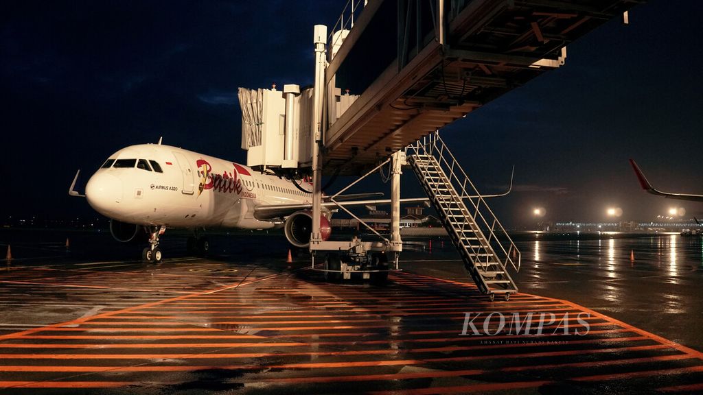 Pesawat Batik Air menunggu jadwal keberangkatan di Bandara Internasional Soekarno-Hatta, Tangerang, Rabu (25/5/2022).