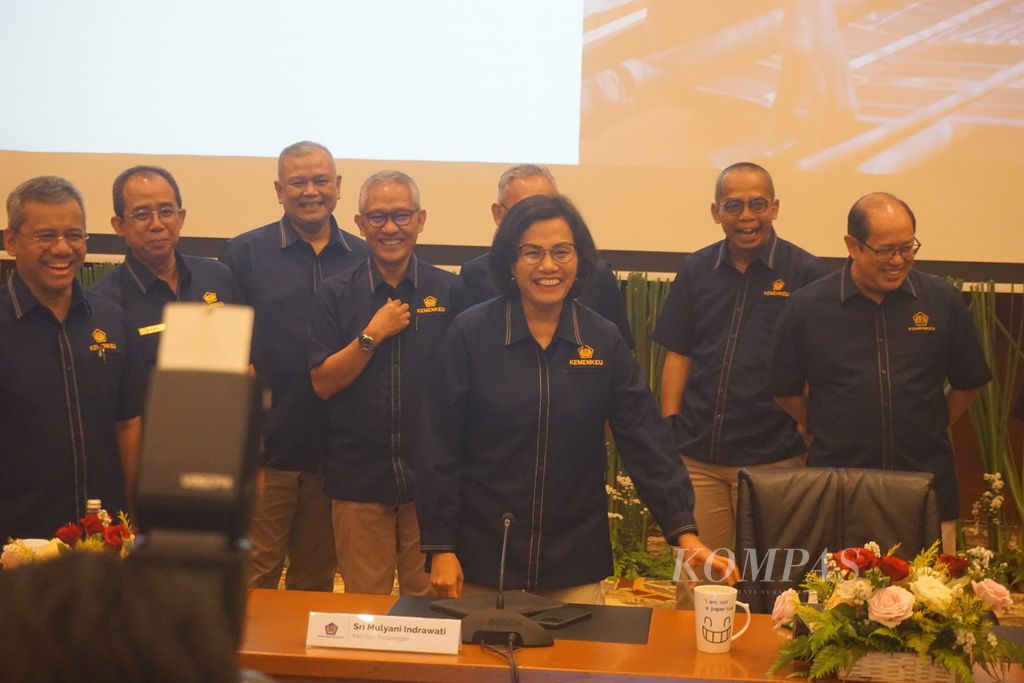 Menteri Keuangan Sri Mulyani Indrawati (tengah) bersama para pejabat eselon I Kementerian Keuangan sebelum menyampaikan pemaparan konferensi pers APBN Kita edisi Oktober 2023 di Jakarta, Rabu (25/10/2023).