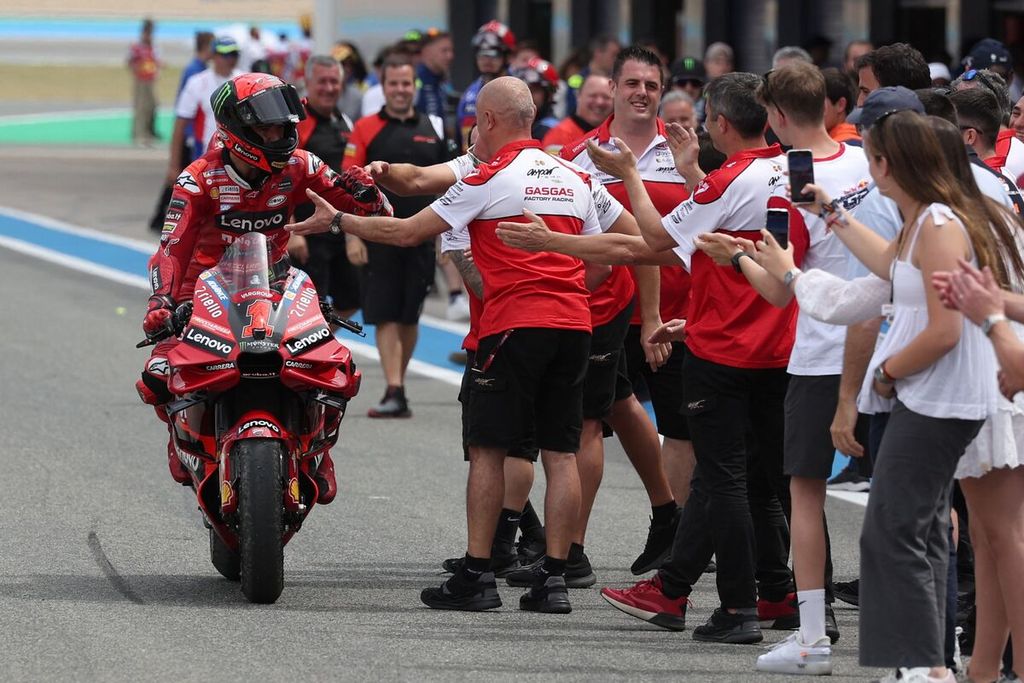 Pebalap Ducati Francesco Bagnaia disambut anggota staf tim Ducati usai menjadi pebalap tercepat pada Grand Prix MotoGP Spanyol di Sirkuit Jerez di Jerez de la Frontera, Spanyol, Minggu (30/4/2023). 