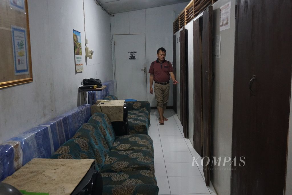 Bobby Onsent (46) bersiap salat di Klinik Pijat Nusantara miliknya yang terletak di Wenang Utara, Manado, Sulawesi Utara, Rabu (27/4/2022). Klinik pijat itu ia dirikan pada 2015.