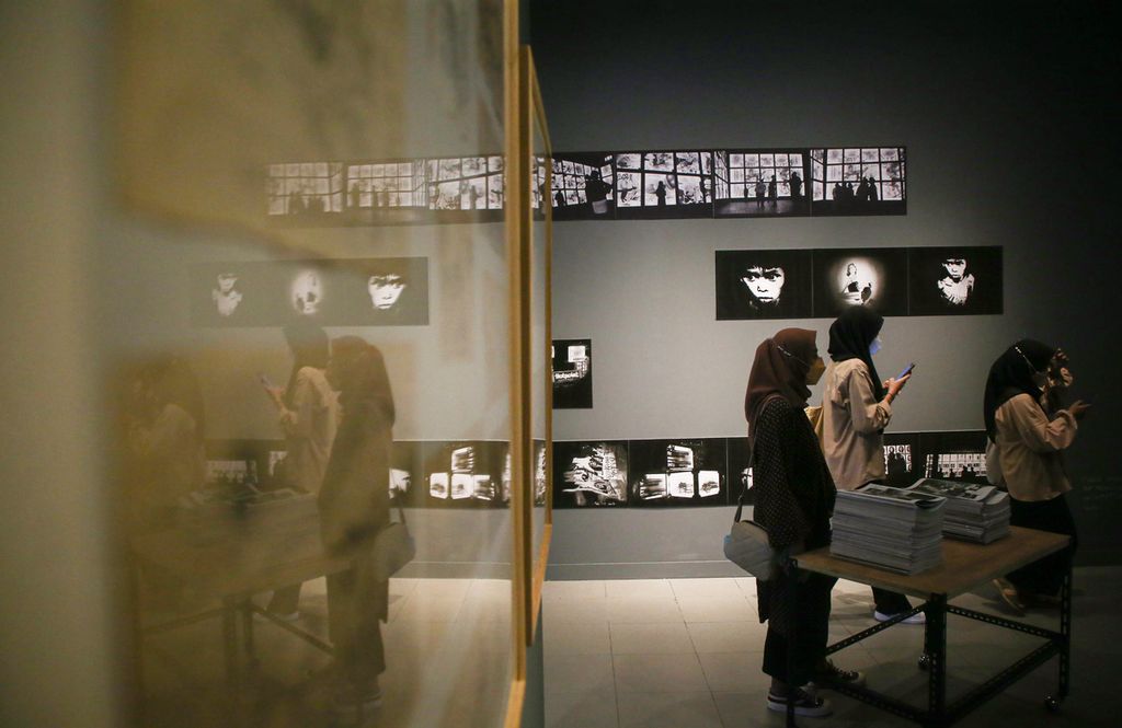 Suasana pameran seni rupa bertajuk <i>Para Sekutu yang Tidak Bisa Berkata Tidak</i> di Galeri Nasional, Jakarta, Minggu (30/1/2022). Pameran akan berlangsung hingga 27 Februari 2022.
