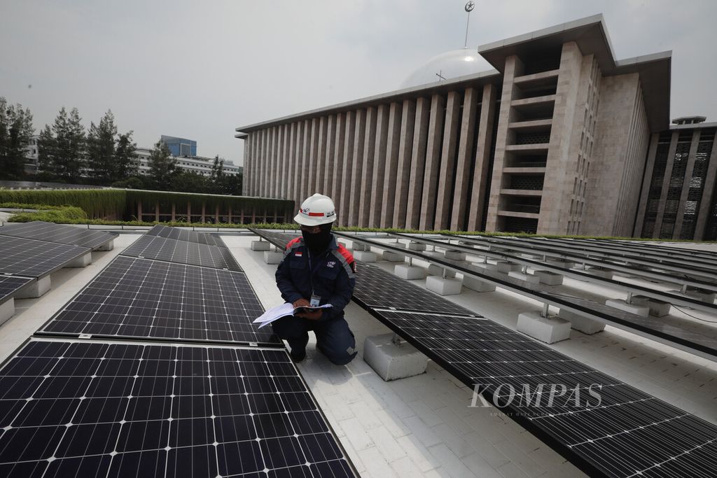 Teknisi sedang melakukan pemeriksaan akhir instalasi panel surya di Masjid Istiqlal, Jakarta, Kamis (3/9/2020).