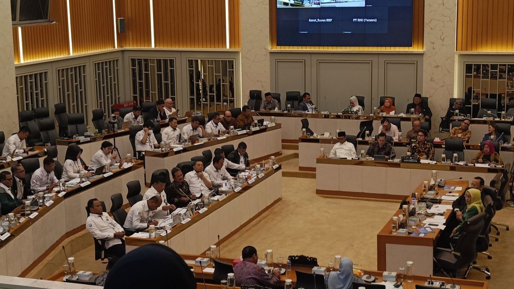 Suasana rapat kerja Komisi IV DPR dengan Menteri Kelautan dan Perikanan Sakti Wahyu Trenggono di Kompleks Parlemen, Jakarta, Senin (12/6/2023).