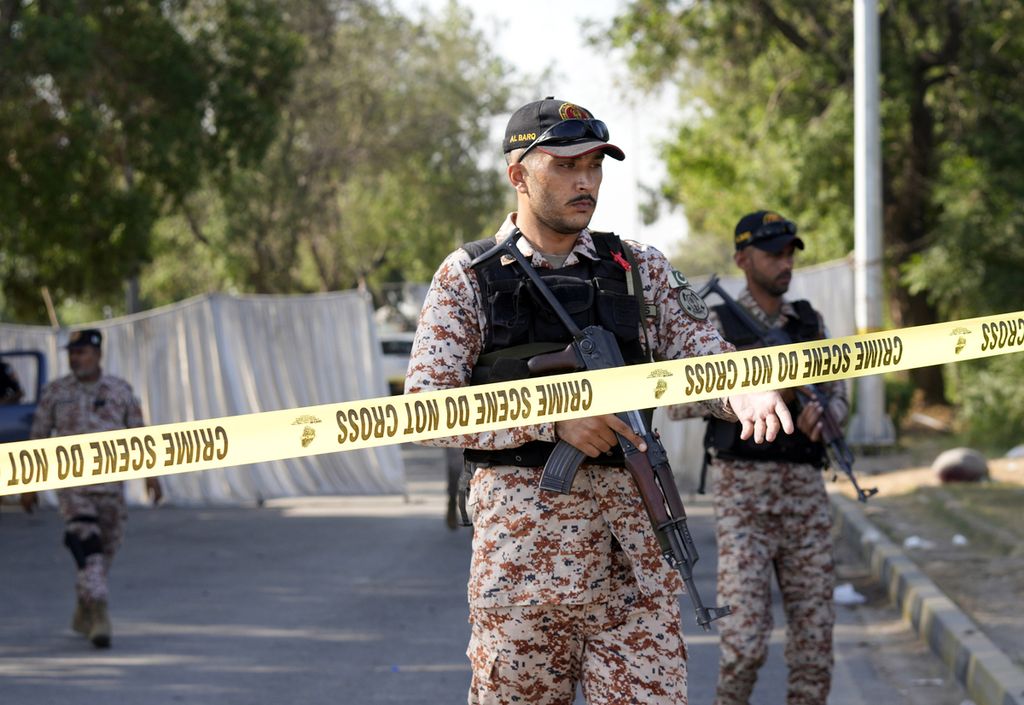 Aparat Pakistan di lokasi peledakan bom terhadap rombongan pekerja China dekat Karachi pada 7 Oktober 2024. Serangan pada 6 Oktober 2024 itu menewaskan dua pekerja China.