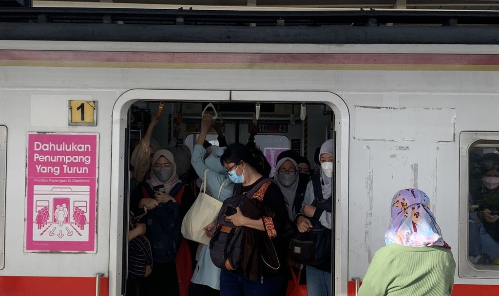 Kepadatan penumpang di Stasiun Transit Manggarai, Jakarta Selatan, saat jam sibuk, Rabu (12/4/2023) sore.
