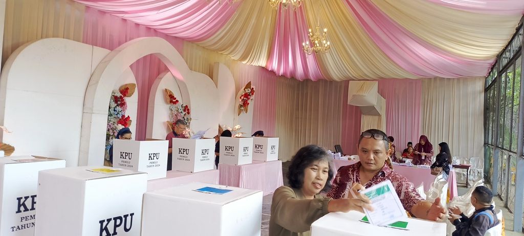 Warga memilih di TPS 20 Gadingkasri Kota Malang, Jawa Timur, Rabu (14/2/2024). 