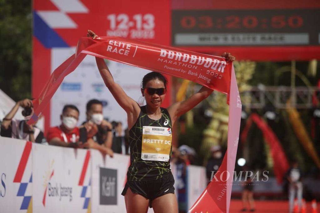 Pelari Pretty Sihite berhasil menjadi pelari putri tercepat dalam lomba lari Elite Race Borobudur Marathon 2022 Powered by Bank Jateng, Sabtu (12/11/2022), di kawasan Borobudur, Kabupaten Magelang, Jawa Tengah. 