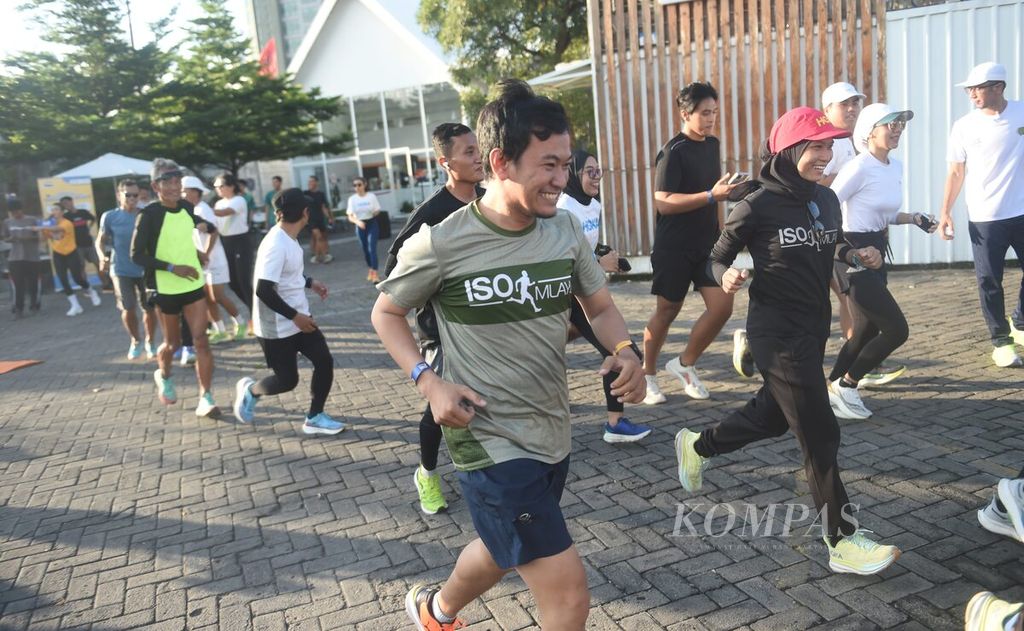 Peserta Run The Ground berlari dengan kelompoknya di Carrot Coffe, Surabaya, Sabtu (30/3/2024).