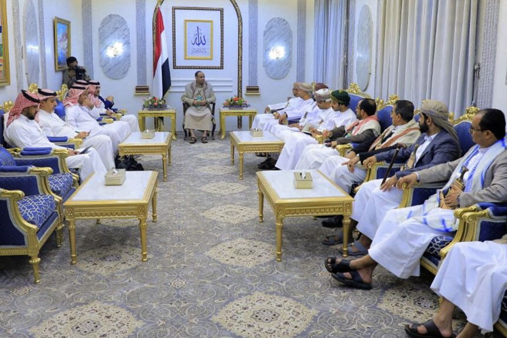 Pemimpin politik kelompok Houthi, Mahdi al-Mashat (tengah), memimpin pertemuan dengan delegasi Arab Saudi dan Oman di Sanaa, Yaman, Minggu (9/4/2023). 