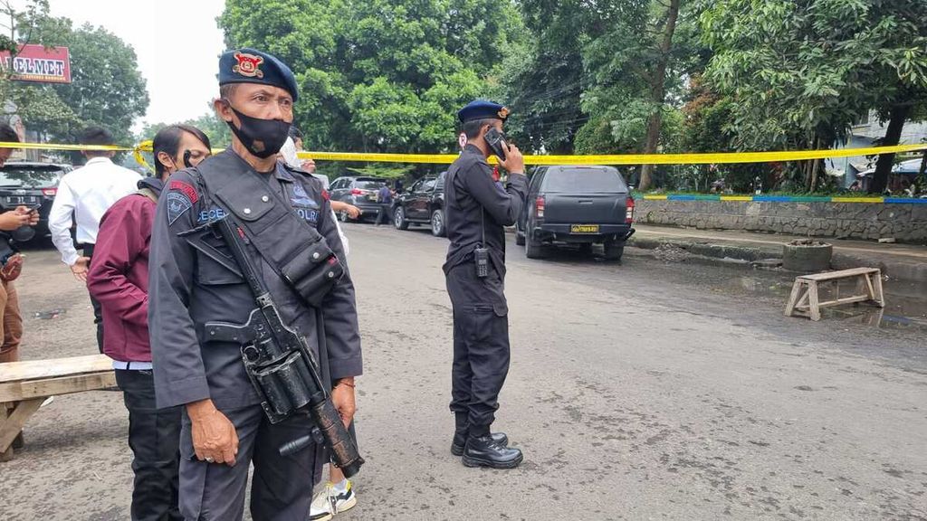 Sejumlah personel polisi berjaga di sekitar Polsek Astanaanyar, Kota Bandung, Jawa Barat, Rabu (7/12/2022).
