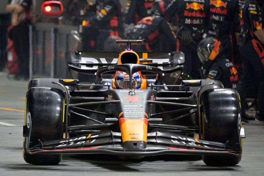 Pebalap Red Bull, Max Verstappen, mengemudikan mobilnya di dalam<i> pit lane</i> saat balapan Grand Prix Formula 1 seri Singapura di Sirkuit Jalan Raya Marina Bay, Singapura, Minggu (17/9/2023). 