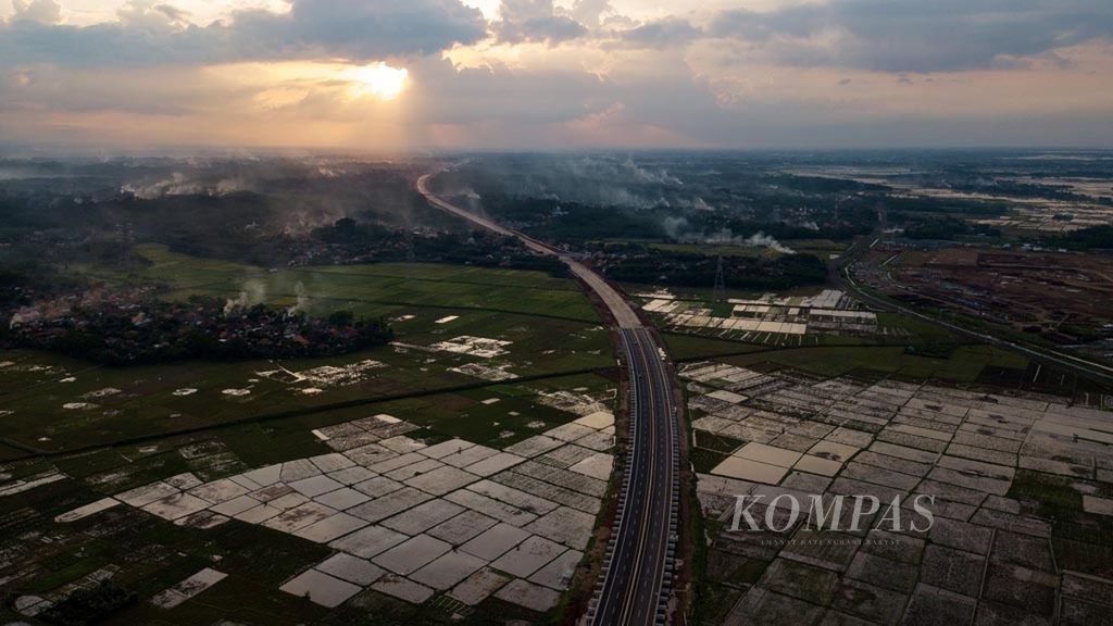 Ilustrasi. Ruas Tol Batang-Semarang di Kilometer 335+200 terlihat dari ketinggian di sekitar kawasan PLTU Batang, Jawa Tengah, Senin (17/12/2018). 