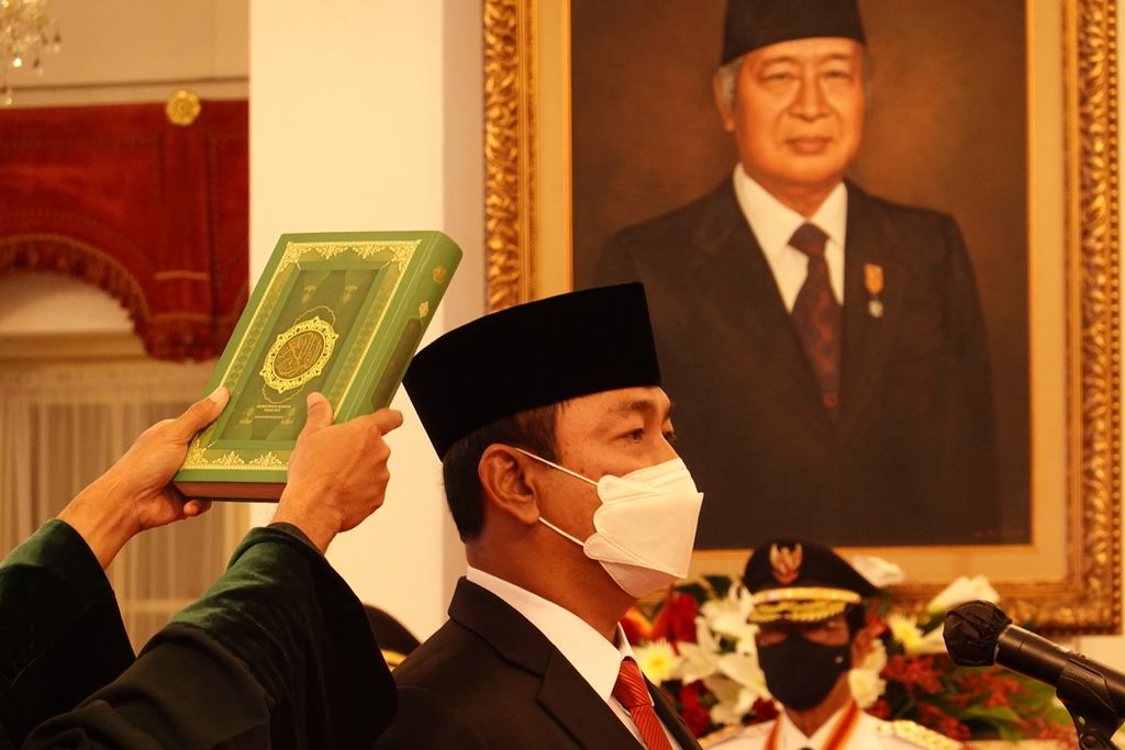 Hendrar Prihadi mengucapkan sumpah dalam acara pelantikannya sebagai Kepala Lembaga Kebijakan Pengadaan Barang/Jasa Pemerintah (LKPP) masa jabatan 2022-2027, Senin (10/10/2022) pagi, di Istana Negara, Jakarta.