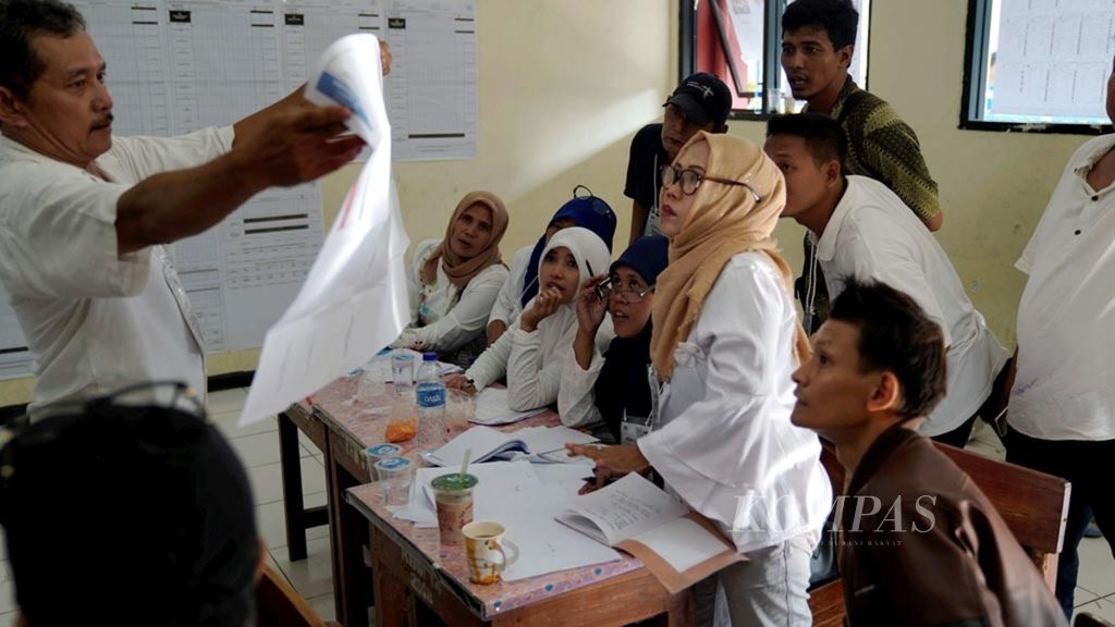 Penghitungan suara DPR RI di Tempat Pemungutan Suara (TPS) SDN Kebon Manggis 01, Matraman, Jakarta Timur, Rabu (17/4/2019). Sebanyak 10 TPS didirikan di kompleks sekolah dasar tersebut.