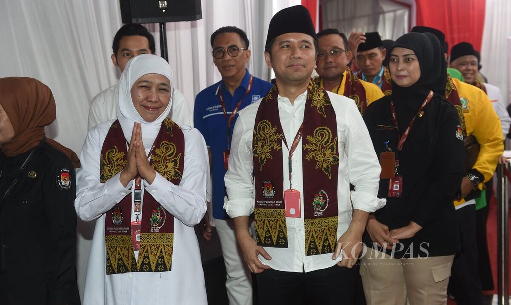 Pasangan Khofifah Indar Parawansa dan Emil Elestianto Dardak menuju ruang utama pendaftaran Pilgub Jawa Timur di Aula KPU Jatim, Surabaya, Rabu (28/8/2024).