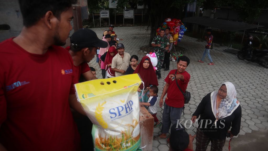 Warga mengantre untuk membeli beras medium murah di Kantor Kecamatan Kejaksan, Kota Cirebon, Jawa Barat, Selasa (14/3/2023). Beras dari Perum Bulog Kantor Cabang Cirebon itu dijual dengan harga Rp 9.400 per kilogram (kg) atau Rp 47.000 per kemasan 5 kg. Harga ini lebih murah dibandingkan beras medium di pasaran yang lebih dari Rp 11.500 per kg.