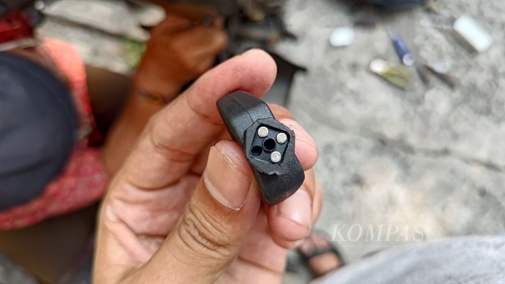 Magnet neodymium terpasang pada anak kunci kontak, Jumat (18/8/2023)