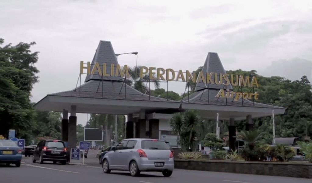Revitalisasi Bandara Halim Perdanakusuma siap dilakukan. Bandara Halim Perdanakusuma, Jakarta, ditutup mulai Rabu, 26 Januari 2022. PT Angkasa Pura II (Persero) selaku pengelola bandara bergegas menyiapkan berbagai langkah pemindahan operasional penerbangan mulai Sabtu (22/1/2022). 