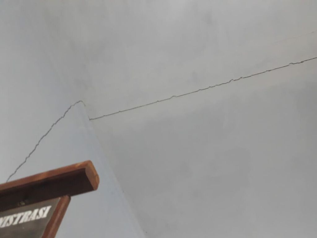 Salah satu sisi ruangan di kantor bupati Buton Selatan yang retak setelah dilanda gempa dengan kekuatan M 5,4, seperti terlihat pada Senin (12/10/2020). Sebanyak 11 gempa susulan terjadi sejak Jumat pekan lalu. Mitigasi harus menjadi prioritas.