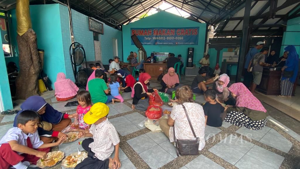 Puluhan orang makan siang di Rumah Makan Gratis di Jalan Cilangkap Baru Nomor 9 RT 004 RW 001, Cilangkap, Kecamatan Cipayung, Kota Jakarta Timur, Rabu (20/9/2023).