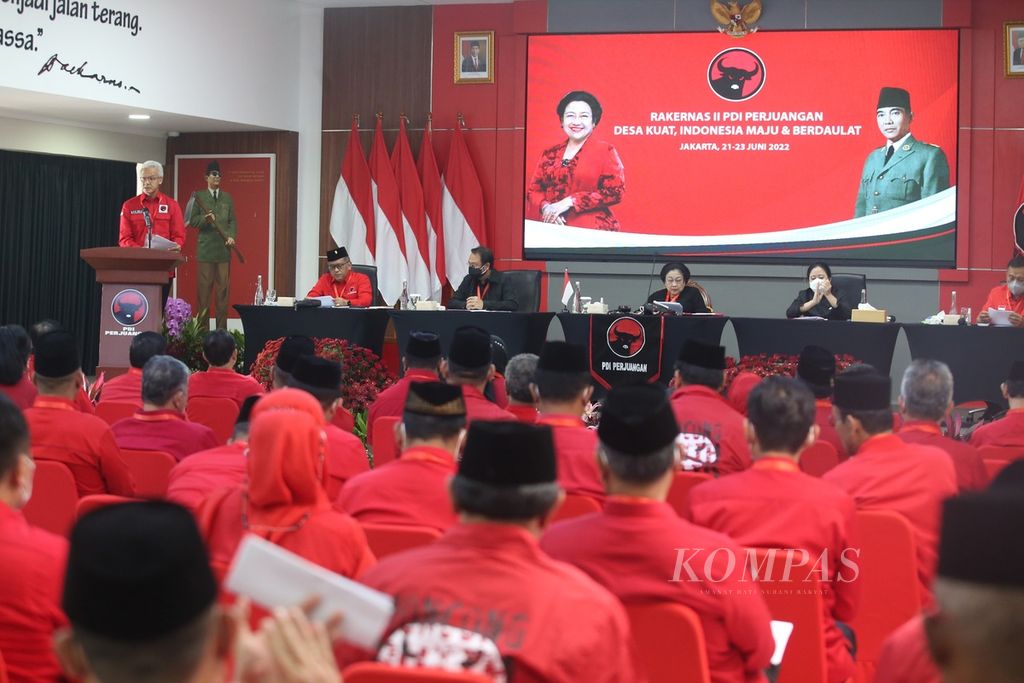 Gubernur Jawa Tengah Ganjar Pranowo (kiri) membacakan hasil rekomendasi Rapat Kerja Nasional (Rakernas) II di hadapan Ketua Umum DPP PDI-P Megawati Soekarnoputri (kedua dari kanan) di Sekolah Partai PDI-P, Lenteng Agung, Jakarta, Kamis (23/6/2022).