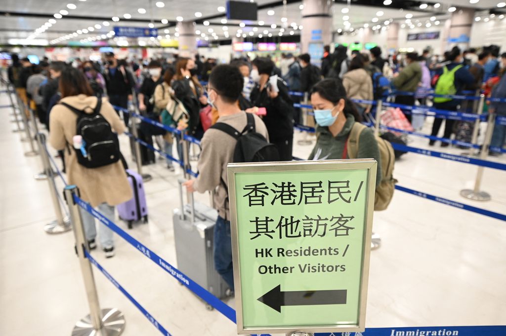 Orang-orang mengantre di pos pemeriksaan Lok Ma Chau di perbatasan China daratan dan Hong Kong di Shenzhen, 8 Januari 2023. Puluhan ribu orang kini bisa kembali bepergian antara Hong Kong dan China setelah kebijakan karantina dicabut.