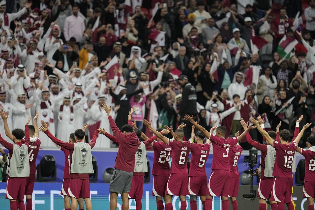 Para pemain Qatar berterima kasih kepada para pendukungnya seusai laga grup melawan Palestina, Senin (29/1/2024). 