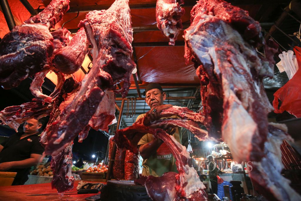 Pedagang daging sapi mempersiapkan stok dagangannya di pasar Kebayoran Lama, Jakarta Selatan, Rabu (13/12/2023). Harga daging sapi terpantau diharga Rp 130.000 per kilogram.