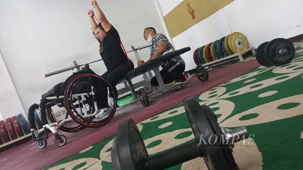 Lifter difabel kelas 79 kilogram, Siti Mahmudah, berlatih di Hotel Kusuma Sahid Prince, Surakarta, Jawa Tengah, Jumat (2/8/2024), untuk persiapan Paralimpiade Paris 2024. Indonesia mengirimkan tiga lifter putri ke Paralimpiade Paris.