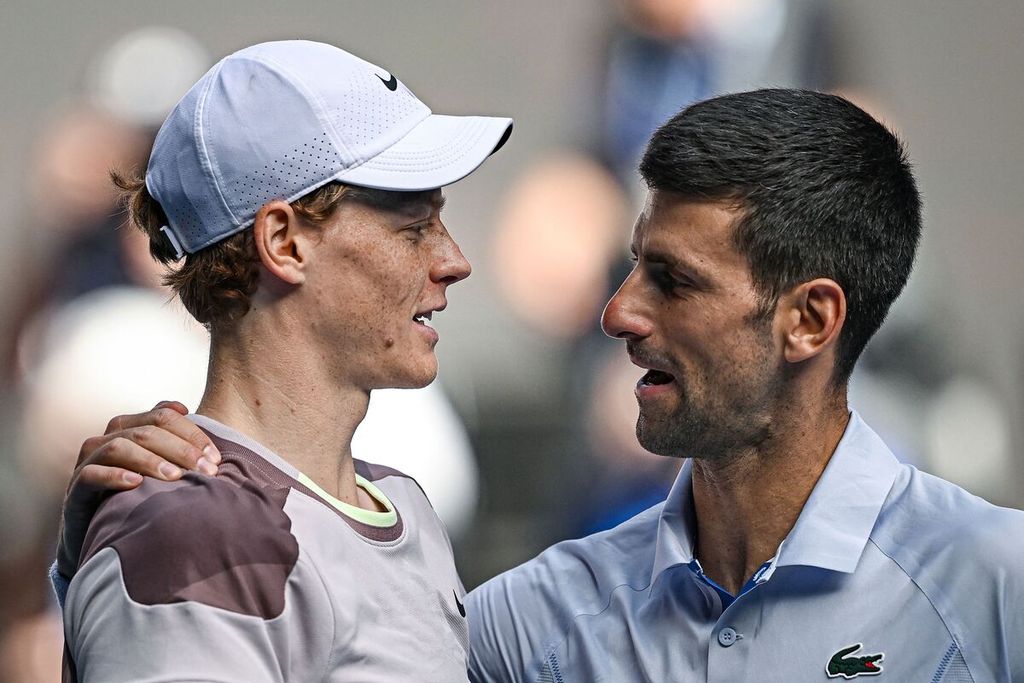 Petenis Italia, Jannik Sinner, berbincang dengan Novak Djokovic (Serbia) setelah pertandingan semifinal tunggal putra Australia Terbuka di Rod Laver Arena, Melbourne, Australia, Jumat (26/1/2024). Sinner mengalahkan Djokovic, 6-1, 6-2, 6-7 (6), 6-3.
