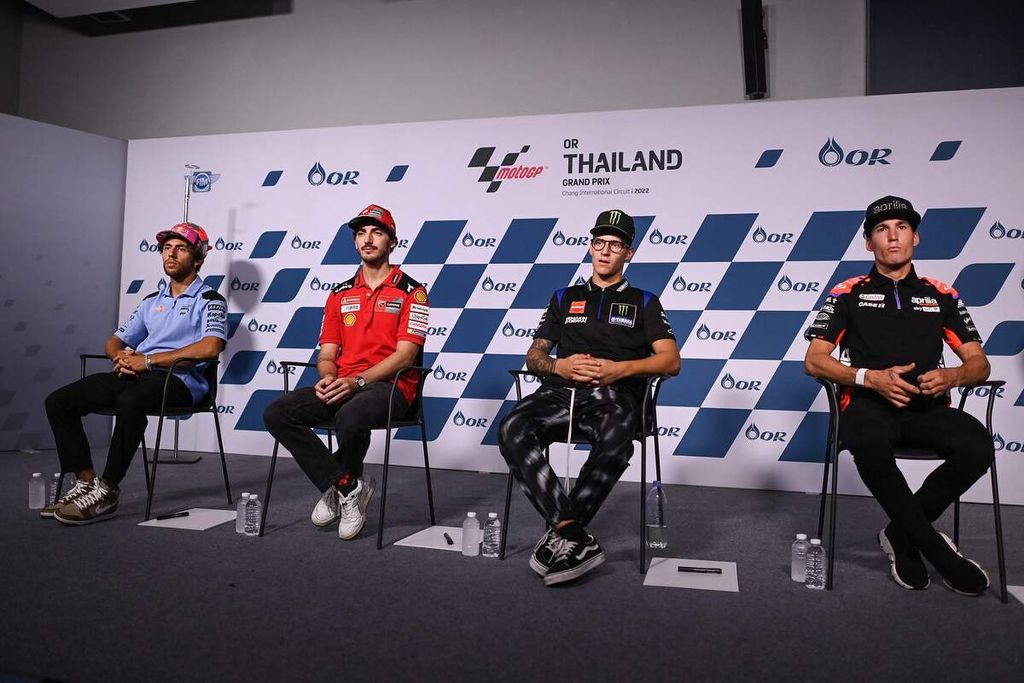 Empat pebalap teratas klasemen sementara MotoGP, dari kiri ke kanan pebalap Gresini Racing, Enea Bastianini (peringkat keempat); pebalap Ducati, Lenovo Francesco Bagnaia (peringkat kedua); pebalap Monster Energy Yamaha, Fabio Quartararo (peringkat pertama); dan pebalap Aprilia, Aleix Espargaro (peringkat ketiga), menghadiri konferensi pers di Grand Prix MotoGP Thailand di Sirkuit Internasional Chang, Buriram, Thailand, Kamis (29/9/2022). 