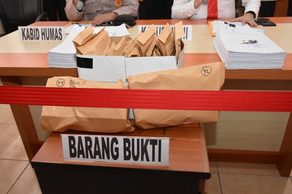 Polisi menunjukkan barang bukti perkara korupsi dana hibah Dinas Pemuda dan Olahraga Provinsi Kepulauan Riau, Senin (15/8/2022).