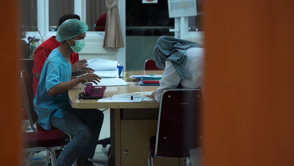 Sejumlah perawat ruang isolasi khusus pasien Covid-19 di RSUD Bogor, Kota Bogor, Jawa Barat, saat menunggu giliran bertugas di ruang tunggu khusus perawat, Jumat (1/1/2021). Beberapa perawat tetap menjalankan tugasnya ketika pergantian tahun 2020 ke 2021. 