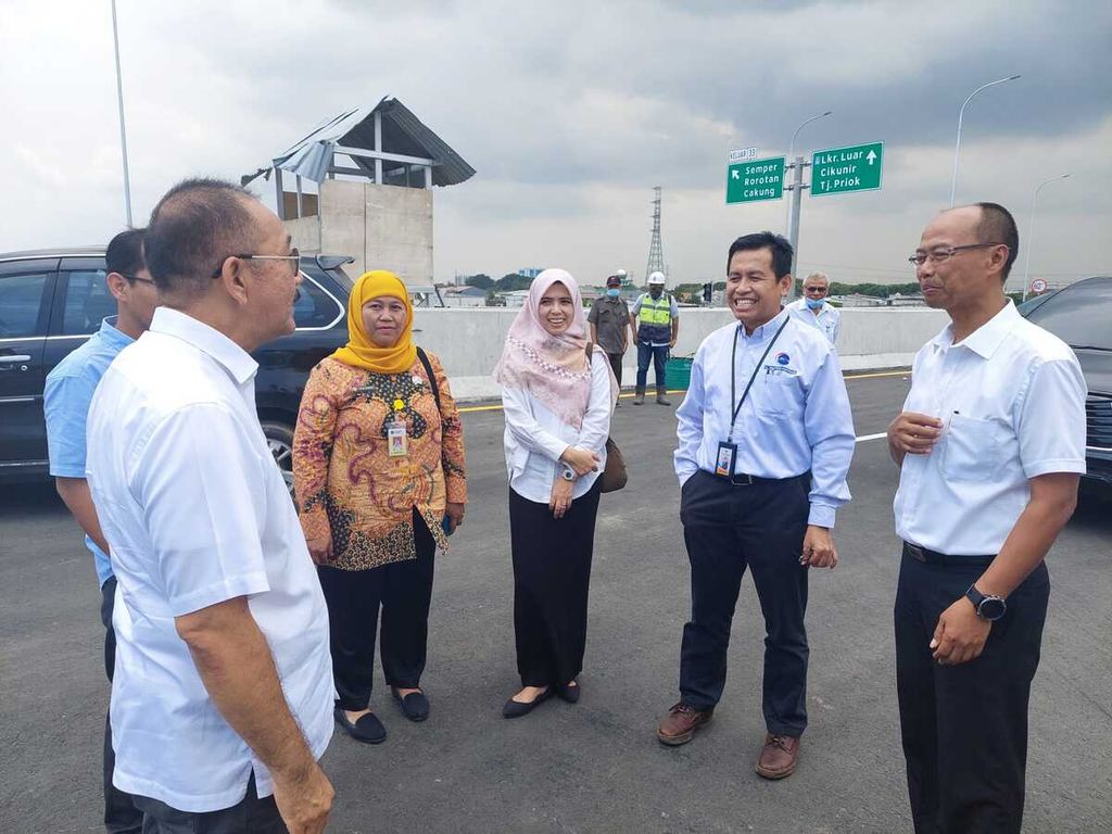 Tim dari Kantor Staf Presiden, Sekretariat Kabinet, dan Kementerian Koordinator Bidang Kemaritiman dan Investasi meninjau pembangunan Jalan Tol Cibitung-Cilincing Seksi 4 di Jakarta Utara, Jumat (31/3/2023).