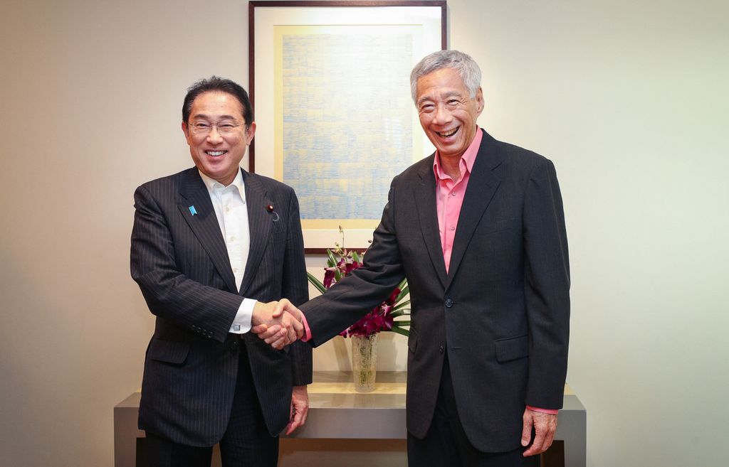 Perdana Menteri Singapura Lee Hsien Loong (kanan) menyambut PM Jepang Fumio Kishida dalam jamuan makan siang, di Singapura, Jumat (5/5). 