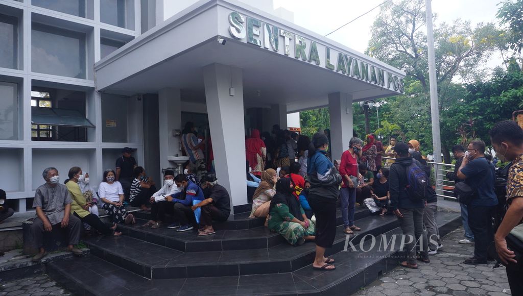 Para warga mengantre sebelum mengambil BLT BBM di Kantor Pos Besar Surakarta, Kota Surakarta, Jawa Tengah, Kamis (8/9/2022). Total ada sekitar 39.000 keluarga penerima manfaat di daerah tersebut.