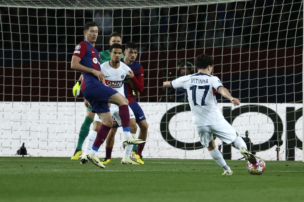 Pemain PSG Vitinha mencetak gol ke gawang Barcelona pada laga kedua perempat final Liga Champions, Rabu (17/4/2024) dini hari WIB. 